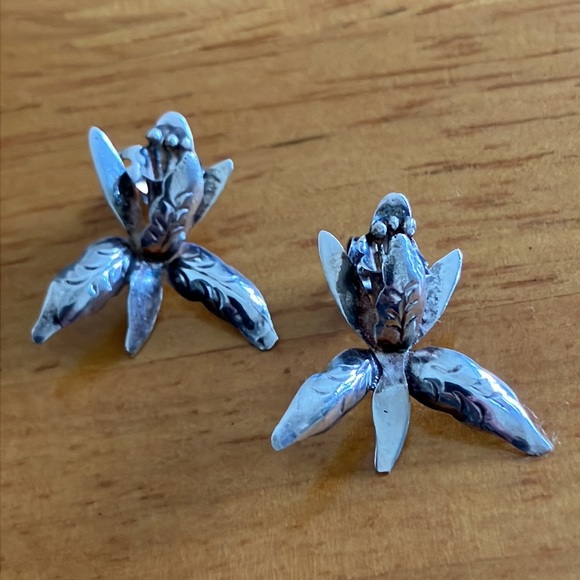 Beautiful Vintage Petite Sterling Orchid Earrings - Picture 2 of 15